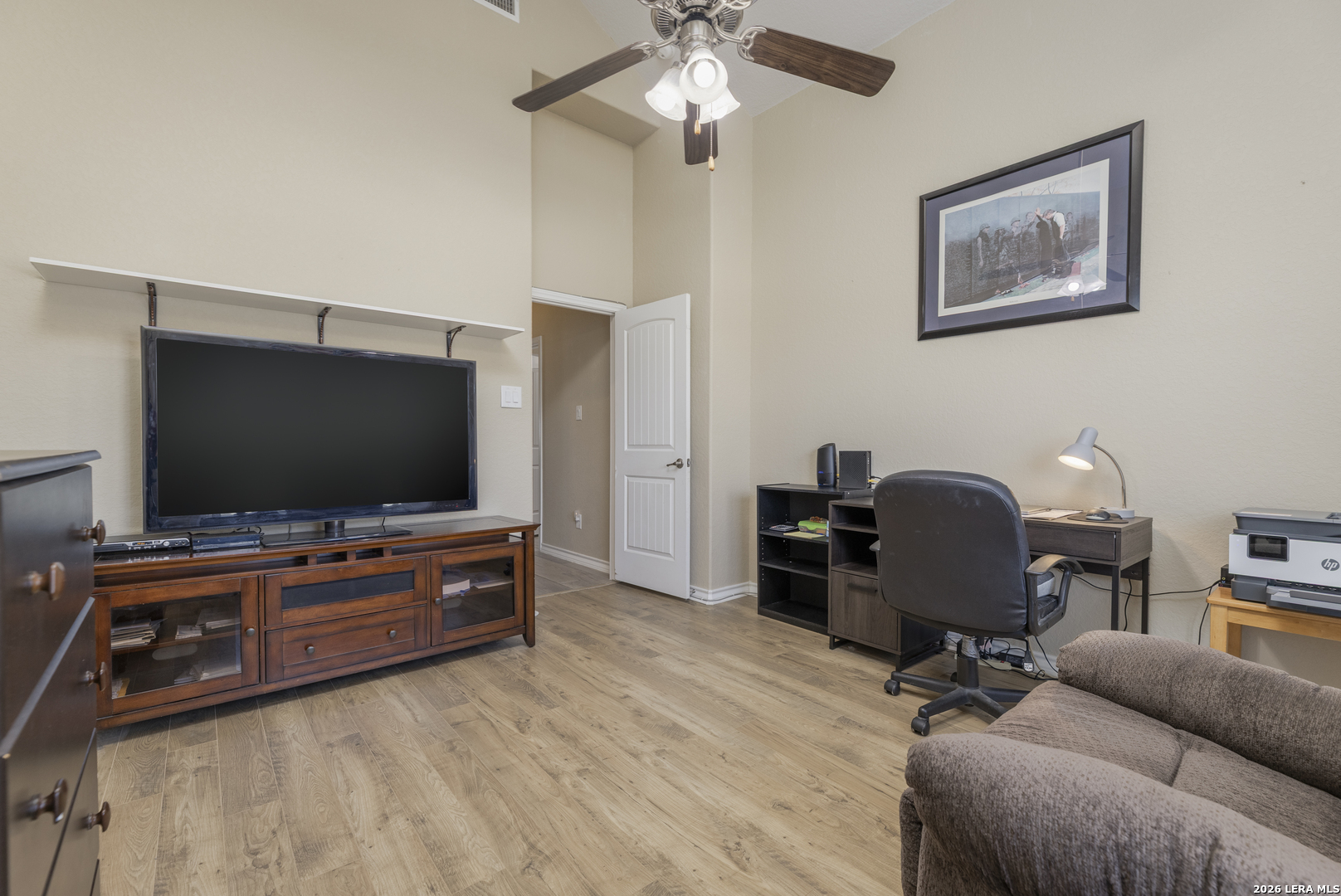 133 Grand View Floresville, TX 78114 - Photo 20 of 43 a living room with furniture and a flat screen tv
