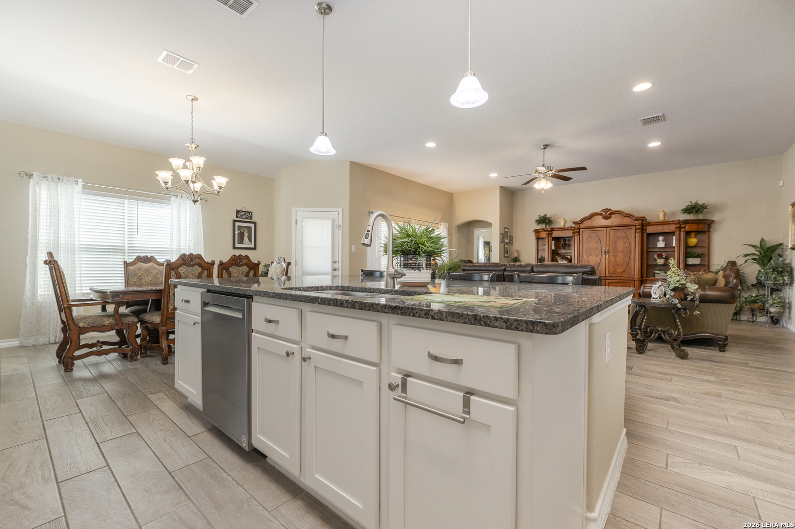 133 Grand View Floresville, TX 78114 - Photo 5 of 43