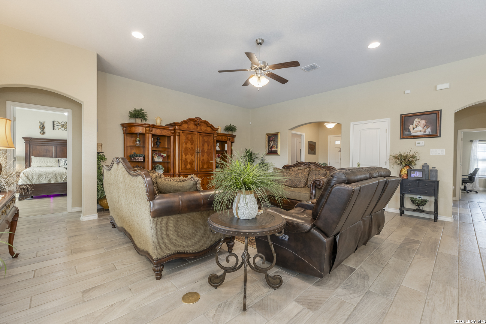 133 Grand View Floresville, TX 78114 - Photo 8 of 43 a living room with furniture