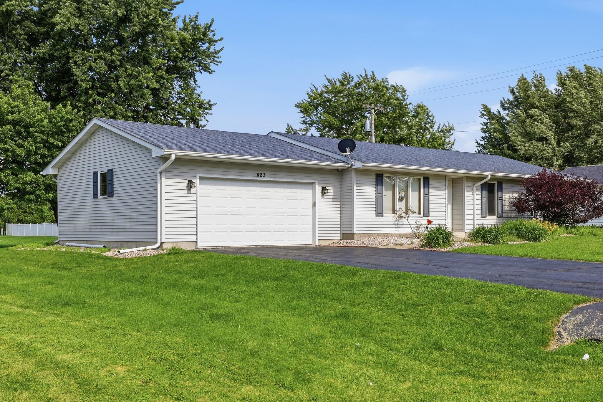 423 Wayne Road Rochelle, IL 61068 - Photo 2 of 22