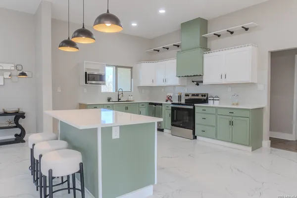 $435,000 | 185 East Medium Meadow Drive, Lytle, TX 78052