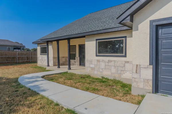 $435,000 | 185 East Medium Meadow Drive, Lytle, TX 78052