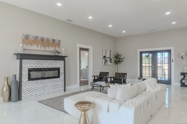$435,000 | 185 East Medium Meadow Drive, Lytle, TX 78052