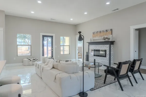 $435,000 | 185 East Medium Meadow Drive, Lytle, TX 78052
