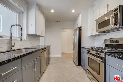 $1,995,000 | 11819 Pacific Avenue, Los Angeles, CA 90066
