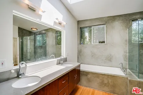 $1,995,000 | 11819 Pacific Avenue, Los Angeles, CA 90066