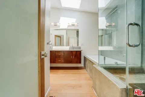 $1,995,000 | 11819 Pacific Avenue, Los Angeles, CA 90066