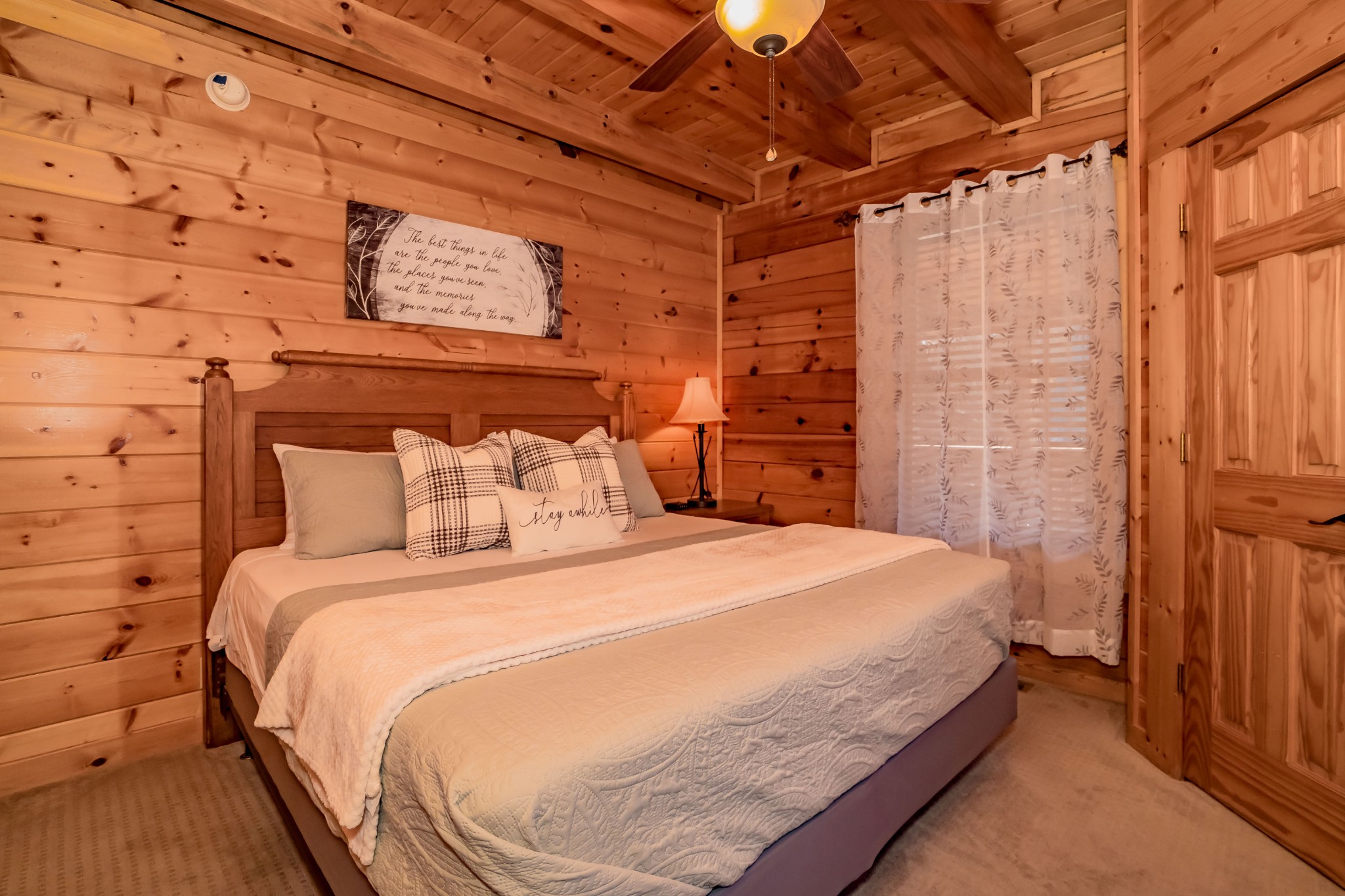 552 Blackberry Rdg Way Sevierville, TN 37863 - Photo 8 of 22 a bedroom with a bed and a table