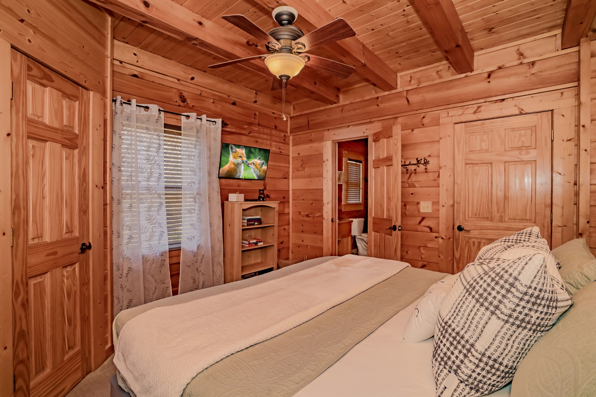 552 Blackberry Rdg Way Sevierville, TN 37863 - Photo 9 of 22 a bedroom with a bed a dresser and a shower