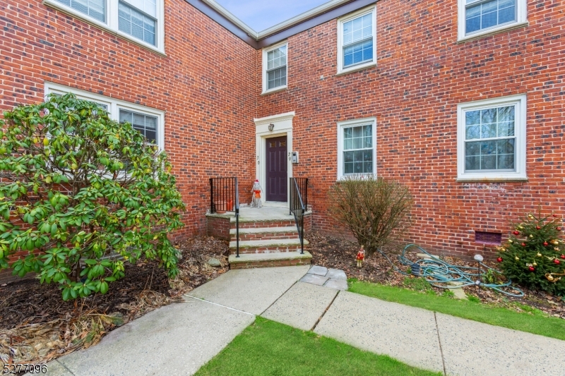 390 Morris Avenue, Unit 29 Summit, NJ 07901 - Photo 5 of 18 a front view of a house with a garden