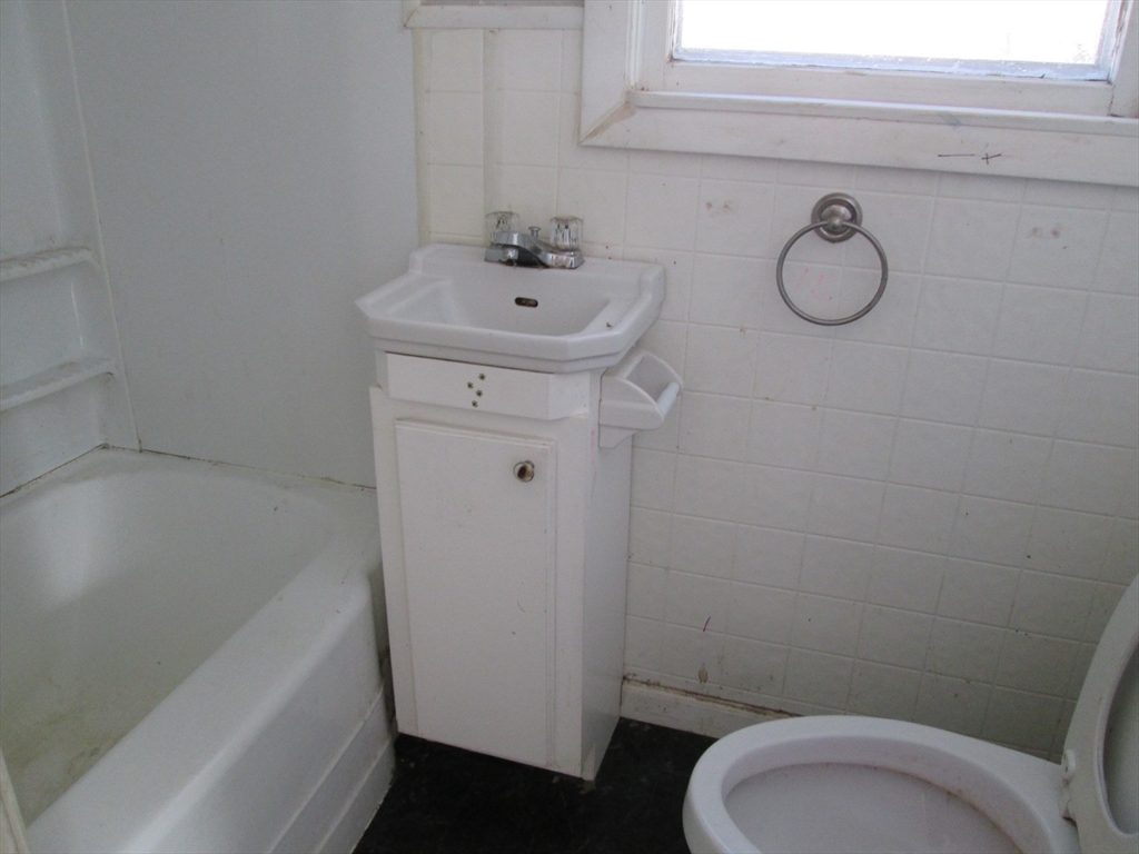 433 Putnam Hill Road Sutton, MA 01590 - Photo 7 of 18