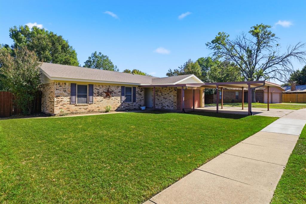 425 Ridgecrest Drive Saginaw, TX 76179 - Photo 3 of 27 a front view of house with yard and green space