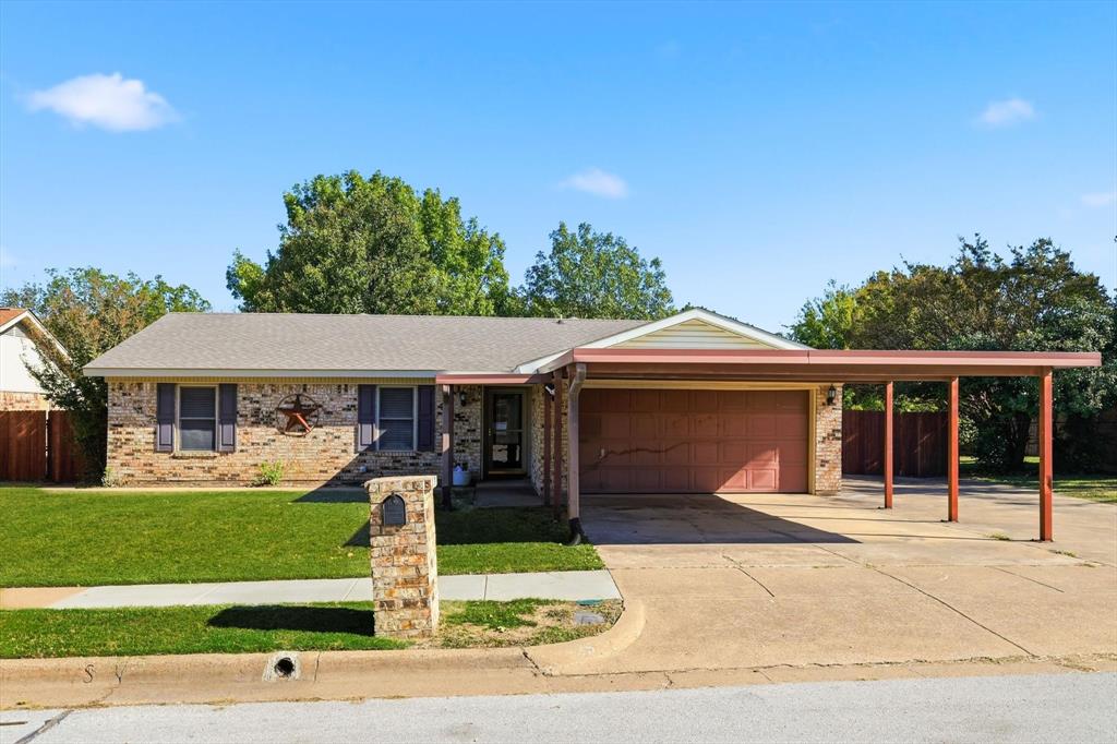 425 Ridgecrest Drive Saginaw, TX 76179 - Photo 4 of 27 a front view of a house with a yard and garage