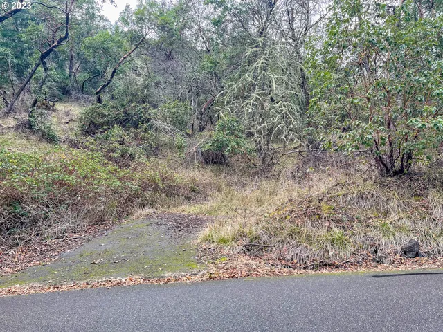 $75,000 | 1004 Northwest Sweetbrier Avenue, Roseburg, OR 97471