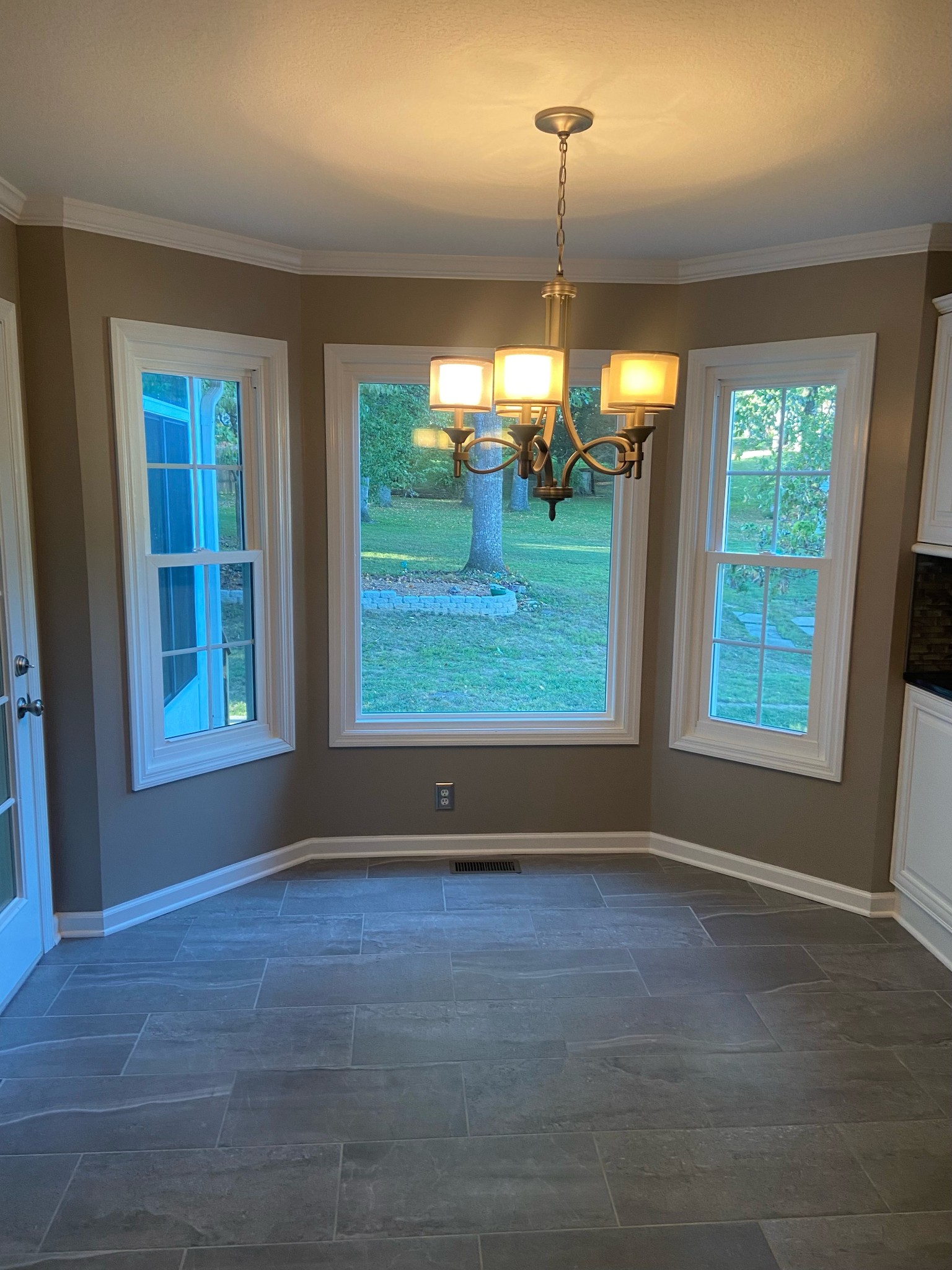 1828 Springs Inn Road Clarksville, TN 37043 - Photo 8 of 35 Beautiful bay windows in the kitchen for sitting around the table