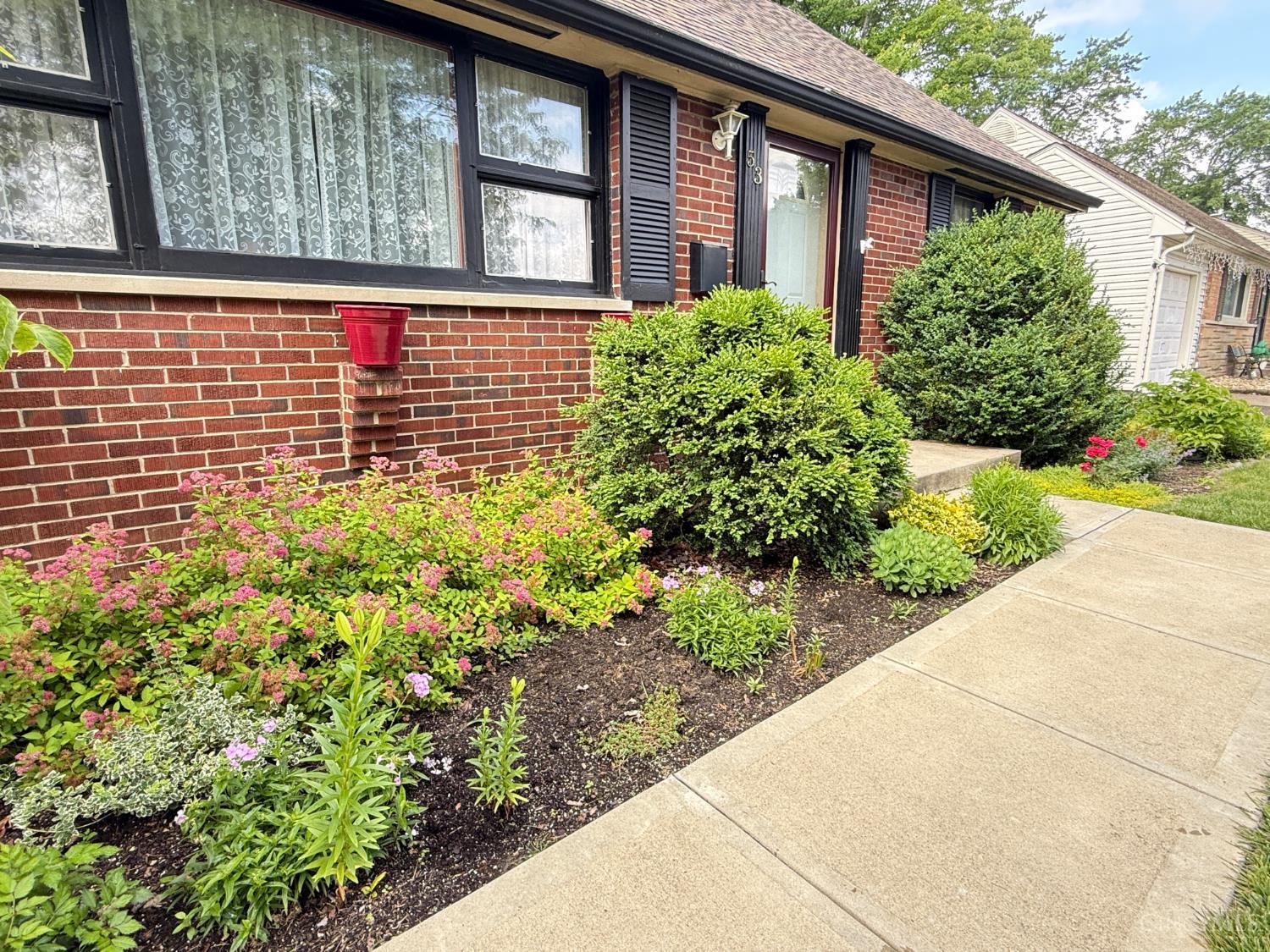 53 Hadley Road Greenhills, OH 45218 - Photo 2 of 28