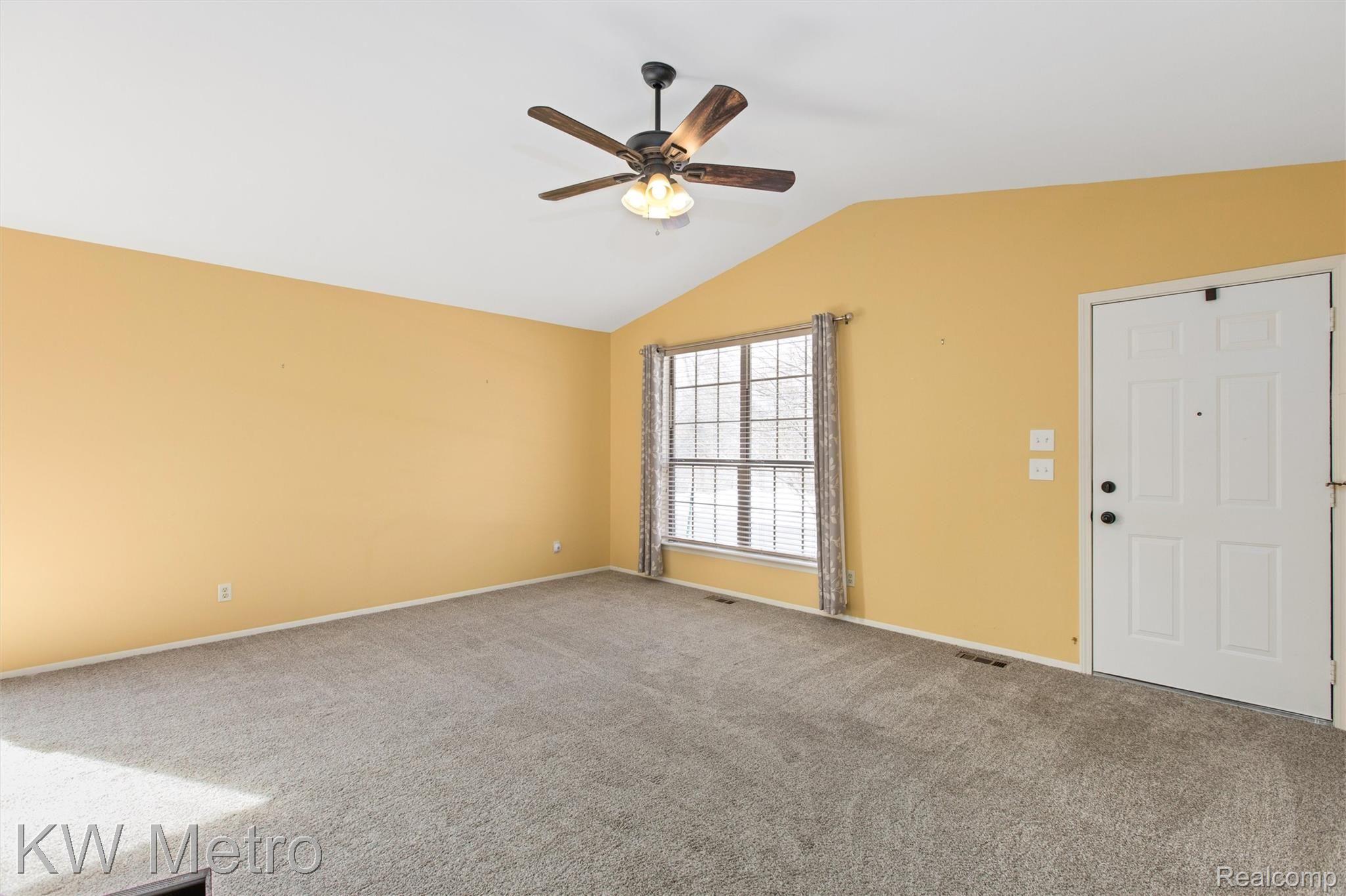 30 Pine Tree Ridge, Unit 1 Waterford, MI 48327 - Photo 7 of 28 living rm vaulted ceiling