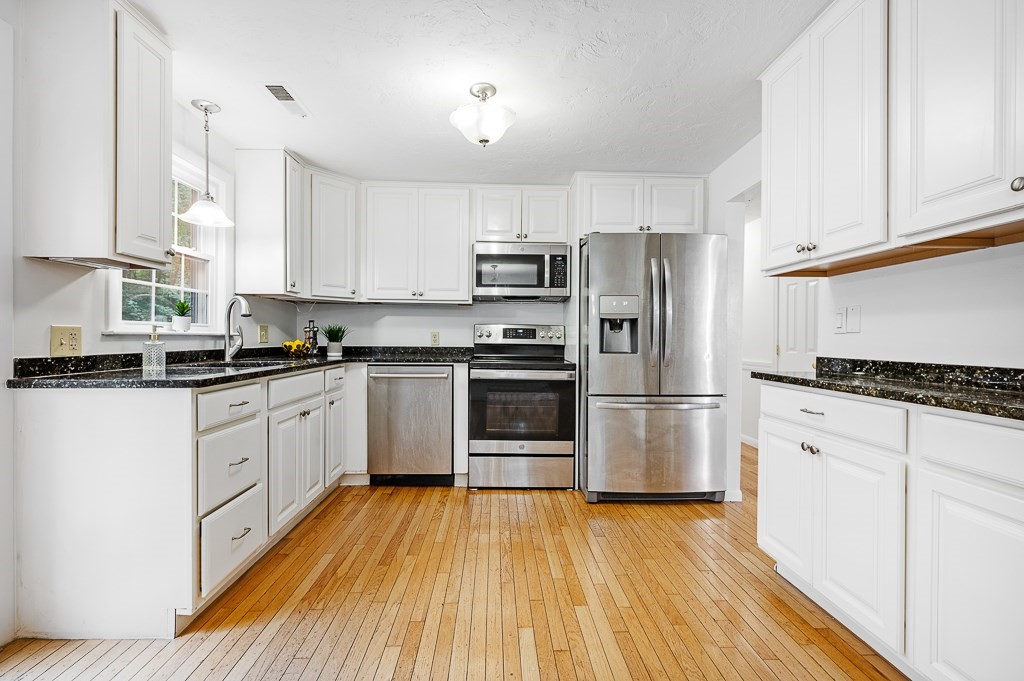 2 Whalen Road Hopkinton, MA 01748 - Photo 5 of 16 Gallery Image 5