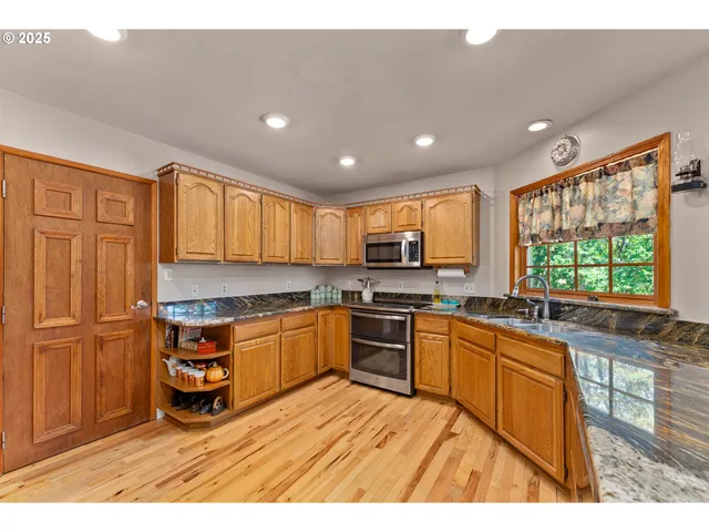 $669,900 | 7654 North Bank Road, Roseburg, OR 97470