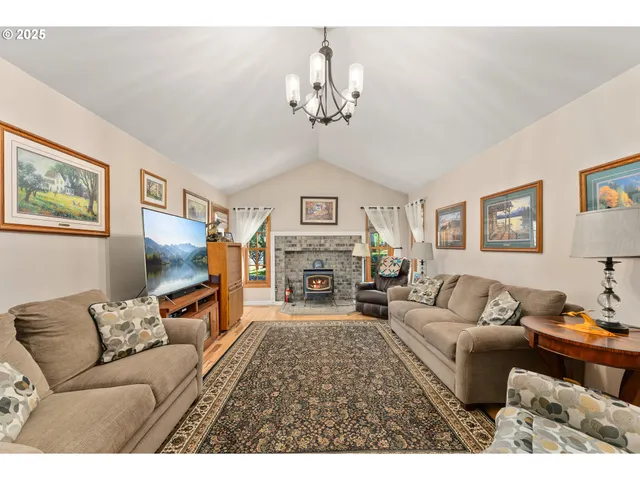 $669,900 | 7654 North Bank Road, Roseburg, OR 97470