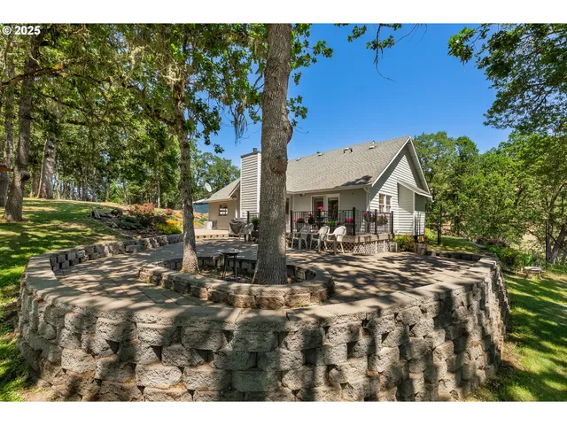 $669,900 | 7654 North Bank Road, Roseburg, OR 97470