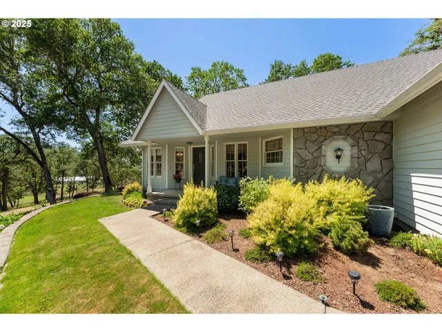 $669,900 | 7654 North Bank Road, Roseburg, OR 97470