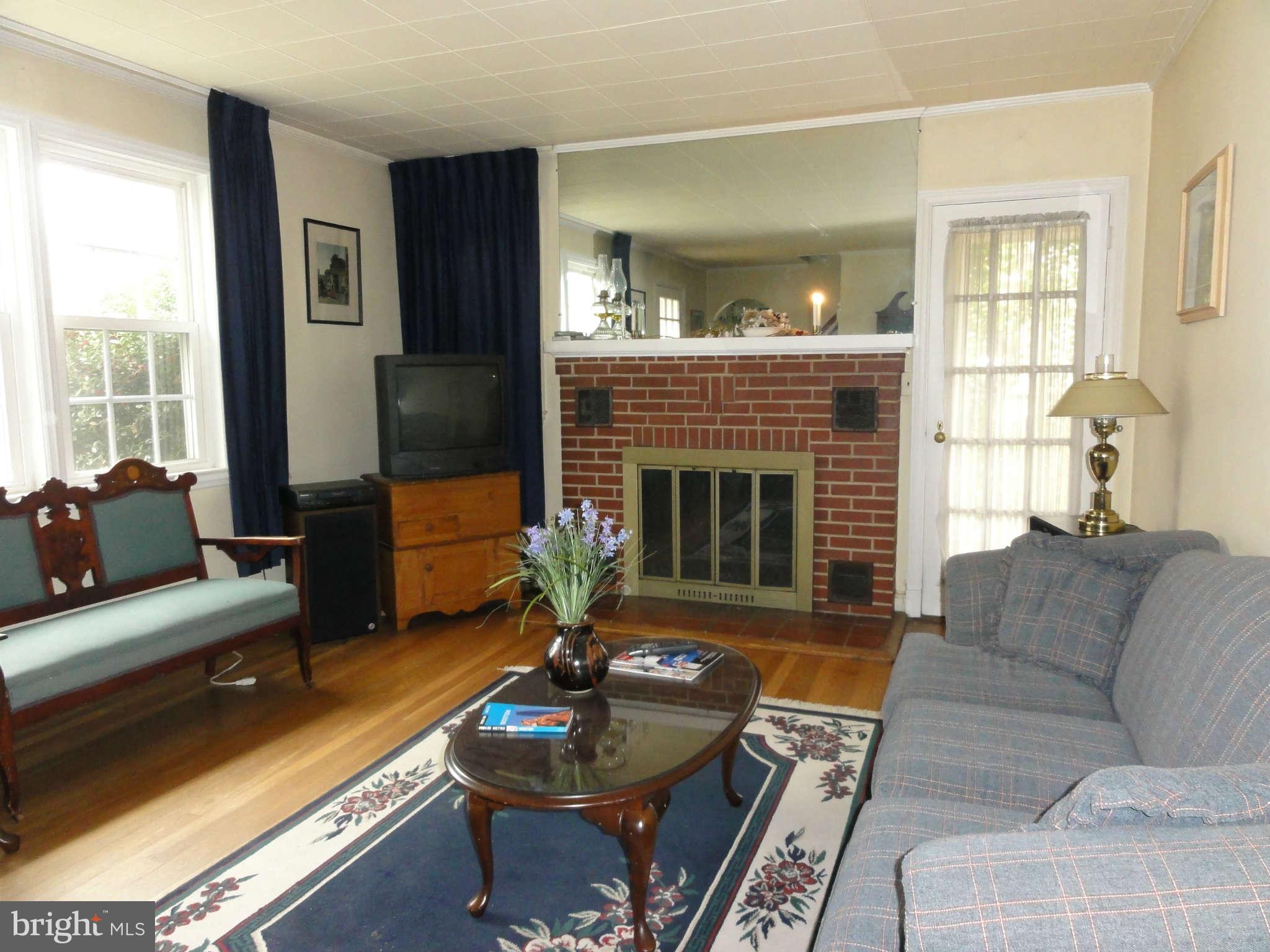436 Hawthorne Road Linthicum Heights, MD 21090 - Photo 3 of 16 Living Room