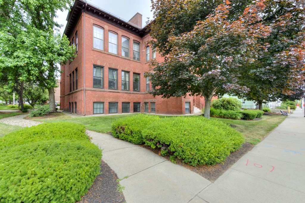321 Plantation Street, Unit 102 Worcester, MA 01604 - Photo 3 of 35