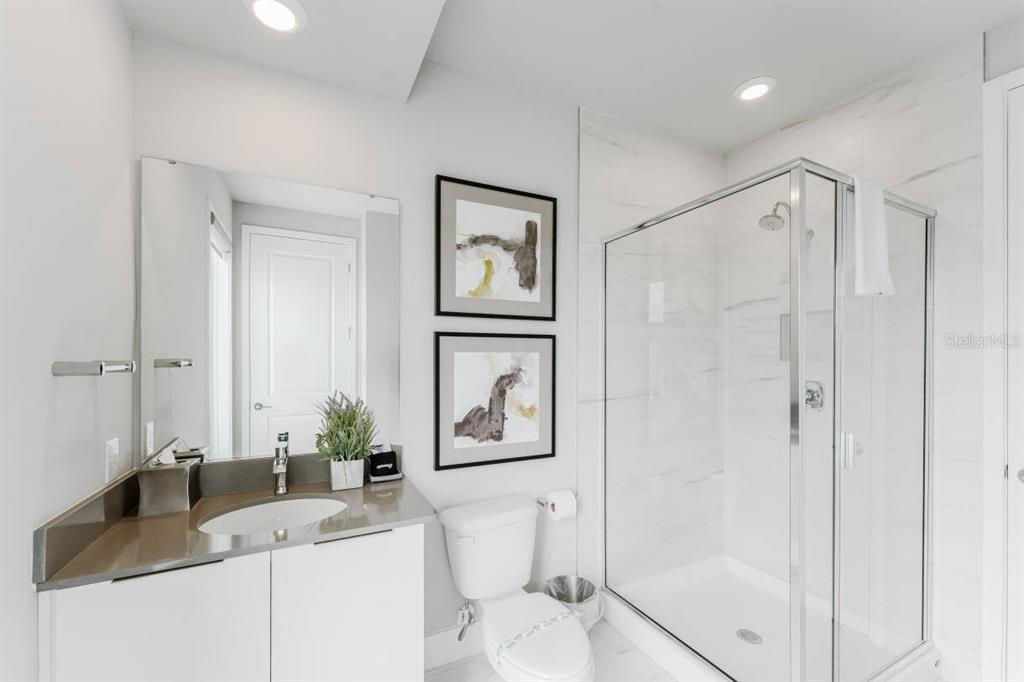 7760 Sandy Ridge Drive, Unit 226 Reunion, FL 34747 - Photo 30 of 40 a bathroom with a sink a toilet and shower