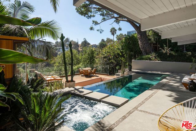 a view of a backyard