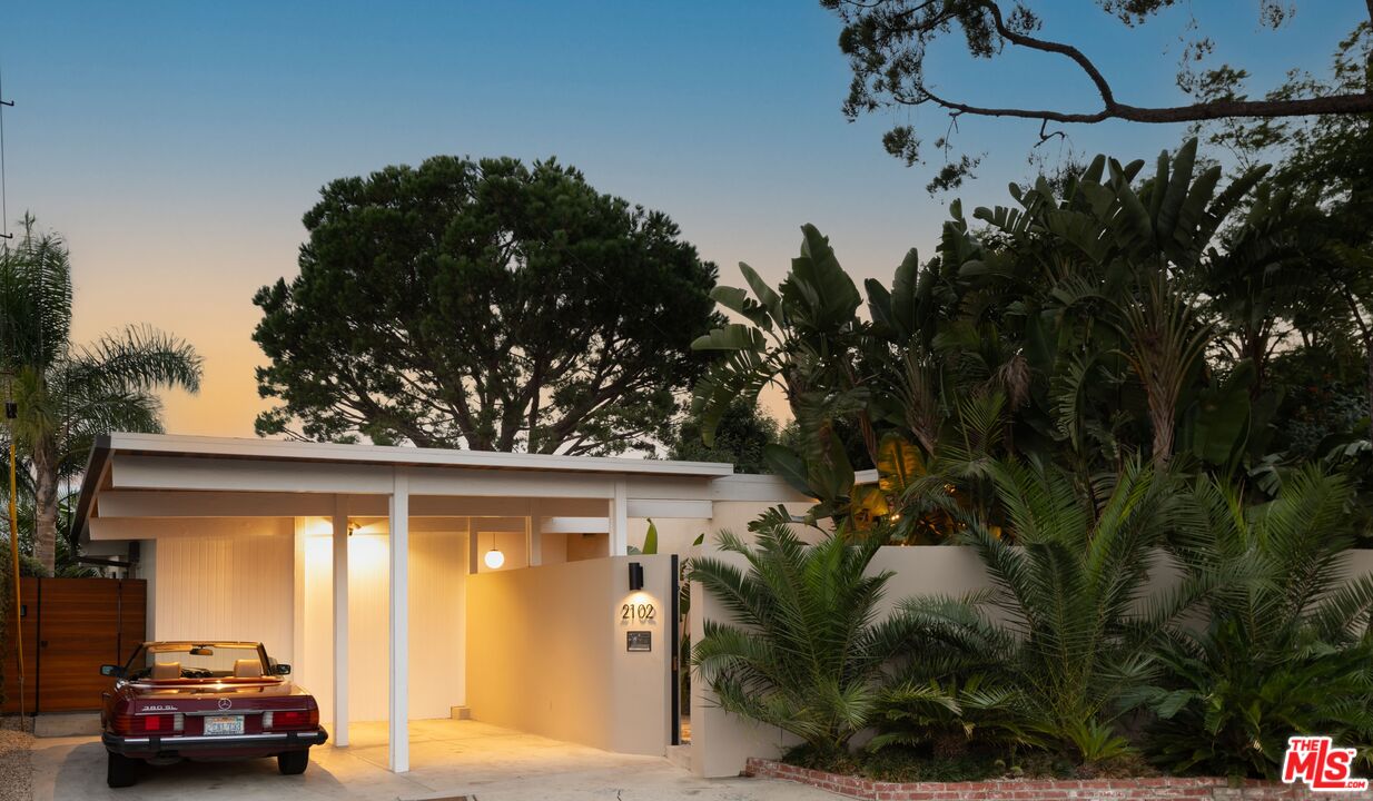 2102 Ridgemont Drive Los Angeles, CA 90046 - Photo 2 of 32