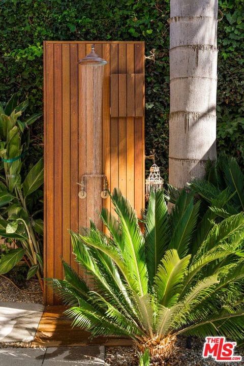 2102 Ridgemont Drive Los Angeles, CA 90046 - Photo 23 of 32