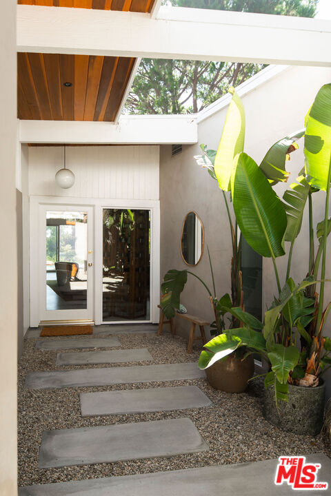 2102 Ridgemont Drive Los Angeles, CA 90046 - Photo 3 of 32