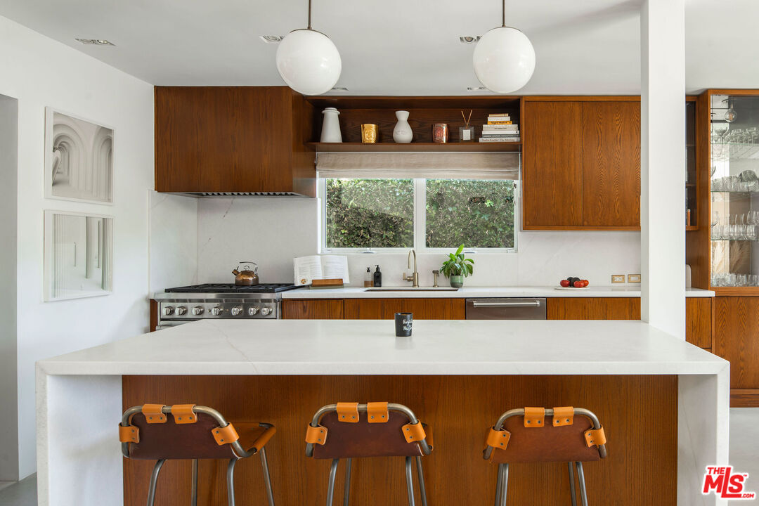 2102 Ridgemont Drive Los Angeles, CA 90046 - Photo 7 of 32