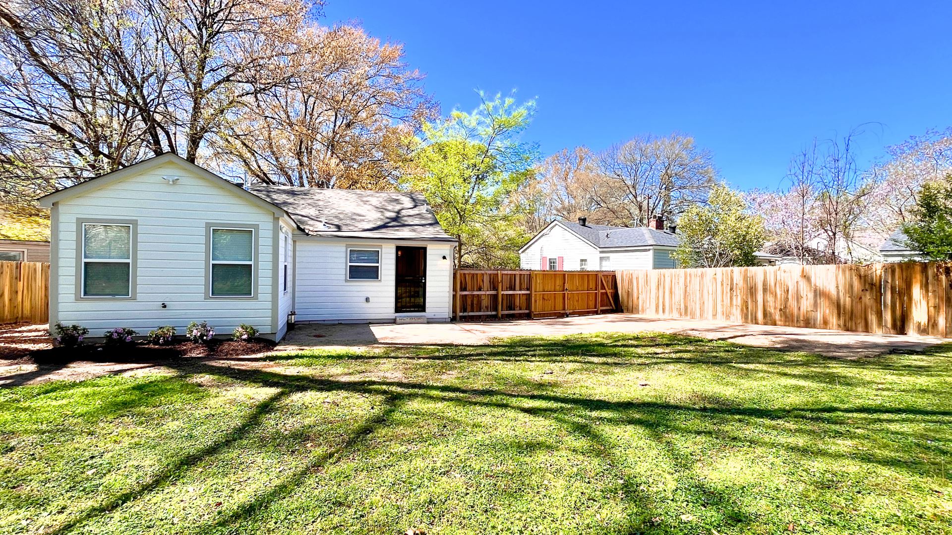 406 South Fenwick Road Memphis, TN 38111 - Photo 22 of 23 a front view of a house with a yard