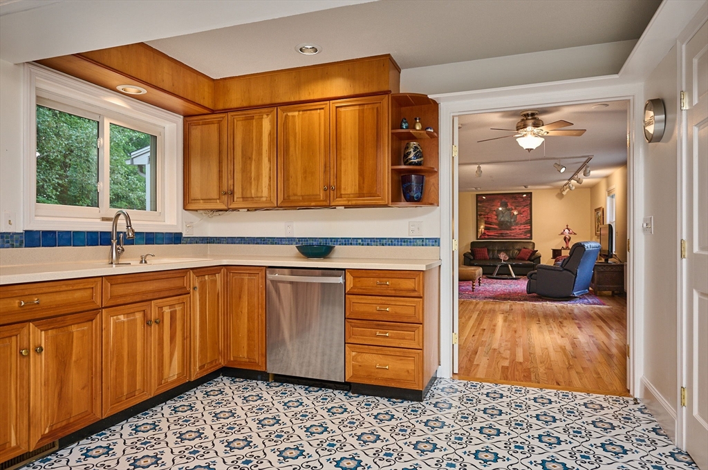 236 North Maple Street Northampton, MA 01062 - Photo 6 of 39