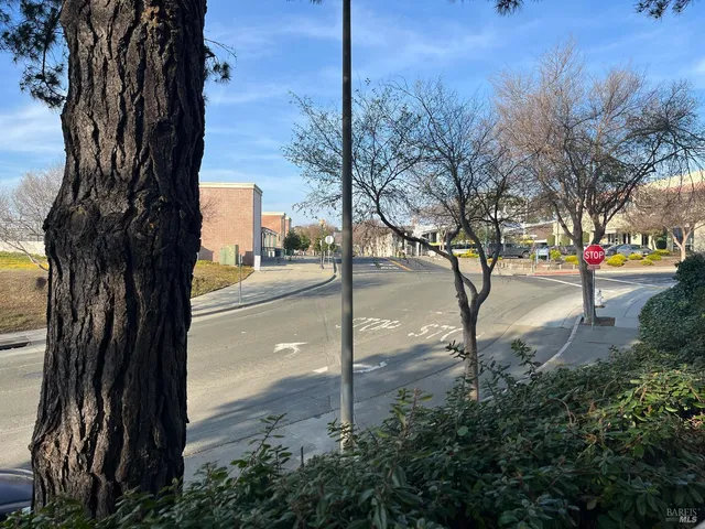 en empty room with a mirror and vanity