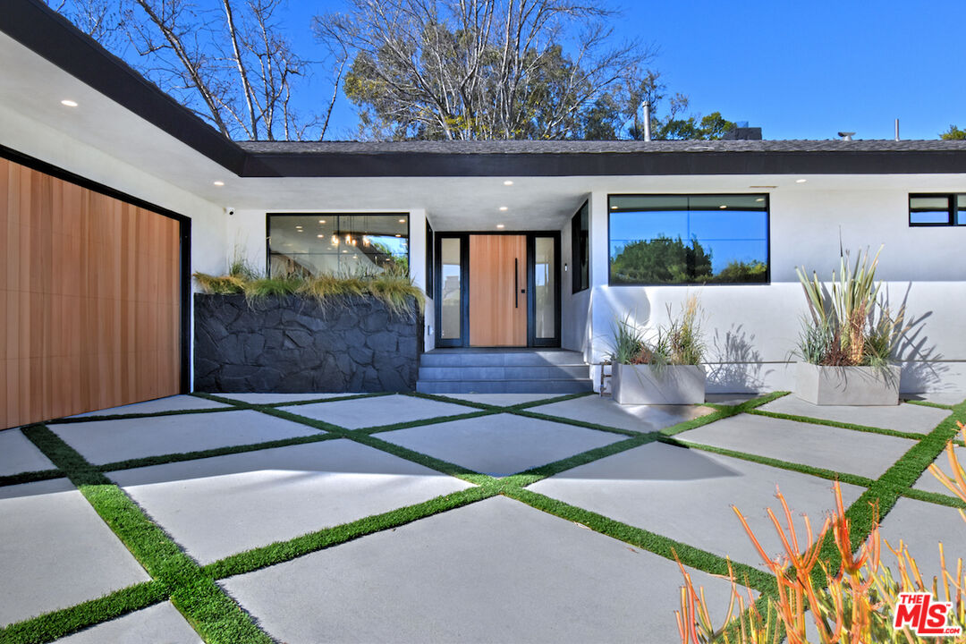 2037 Stradella Road Los Angeles, CA 90077 - Photo 2 of 33 a view of an outdoor space