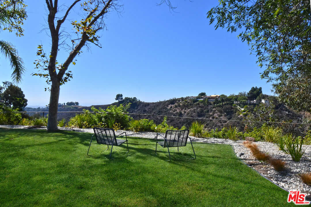 2037 Stradella Road Los Angeles, CA 90077 - Photo 28 of 33 a view of a garden with a tree