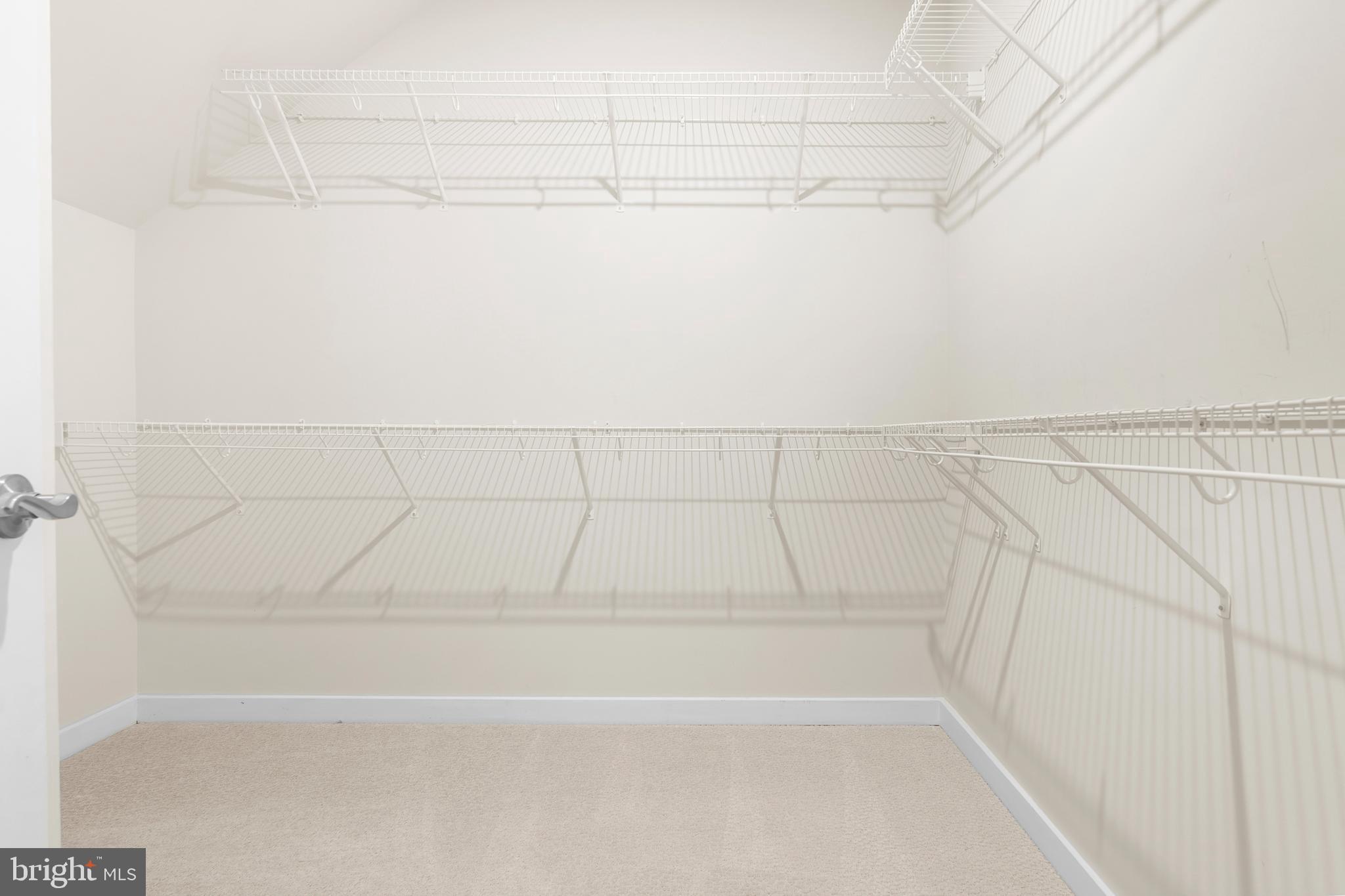 44487 Wolfhound Square Ashburn, VA 20147 - Photo 16 of 39 a bathroom with a bathtub