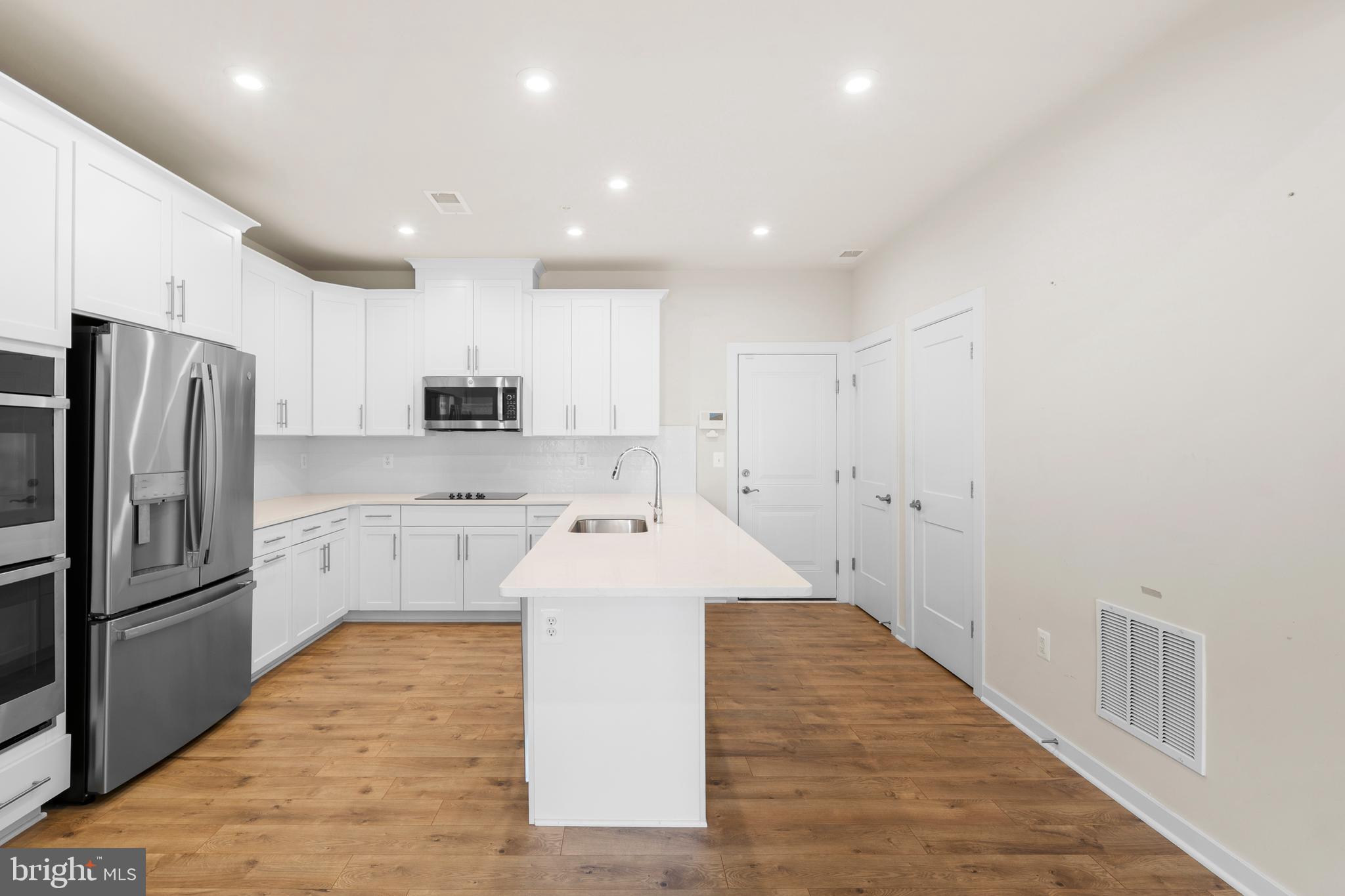 44487 Wolfhound Square Ashburn, VA 20147 - Photo 6 of 39 a large kitchen with cabinets