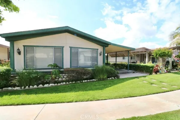 a view front of house with a yard