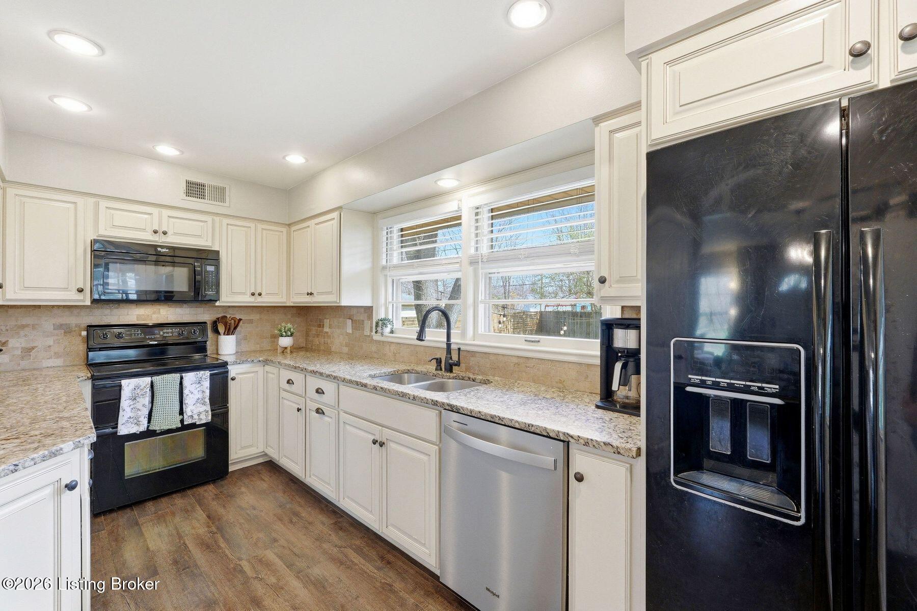 325 Brunswick Road Louisville, KY 40207 - Photo 10 of 44 photo_online_010