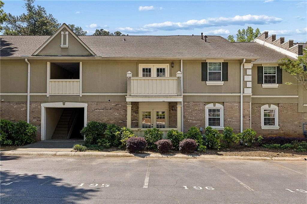 6900 Roswell Road, Unit Q6 Atlanta, GA 30328 - Photo 3 of 38 a front view of a house with yard