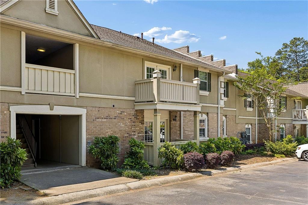 6900 Roswell Road, Unit Q6 Atlanta, GA 30328 - Photo 4 of 38 a front view of a house with garden