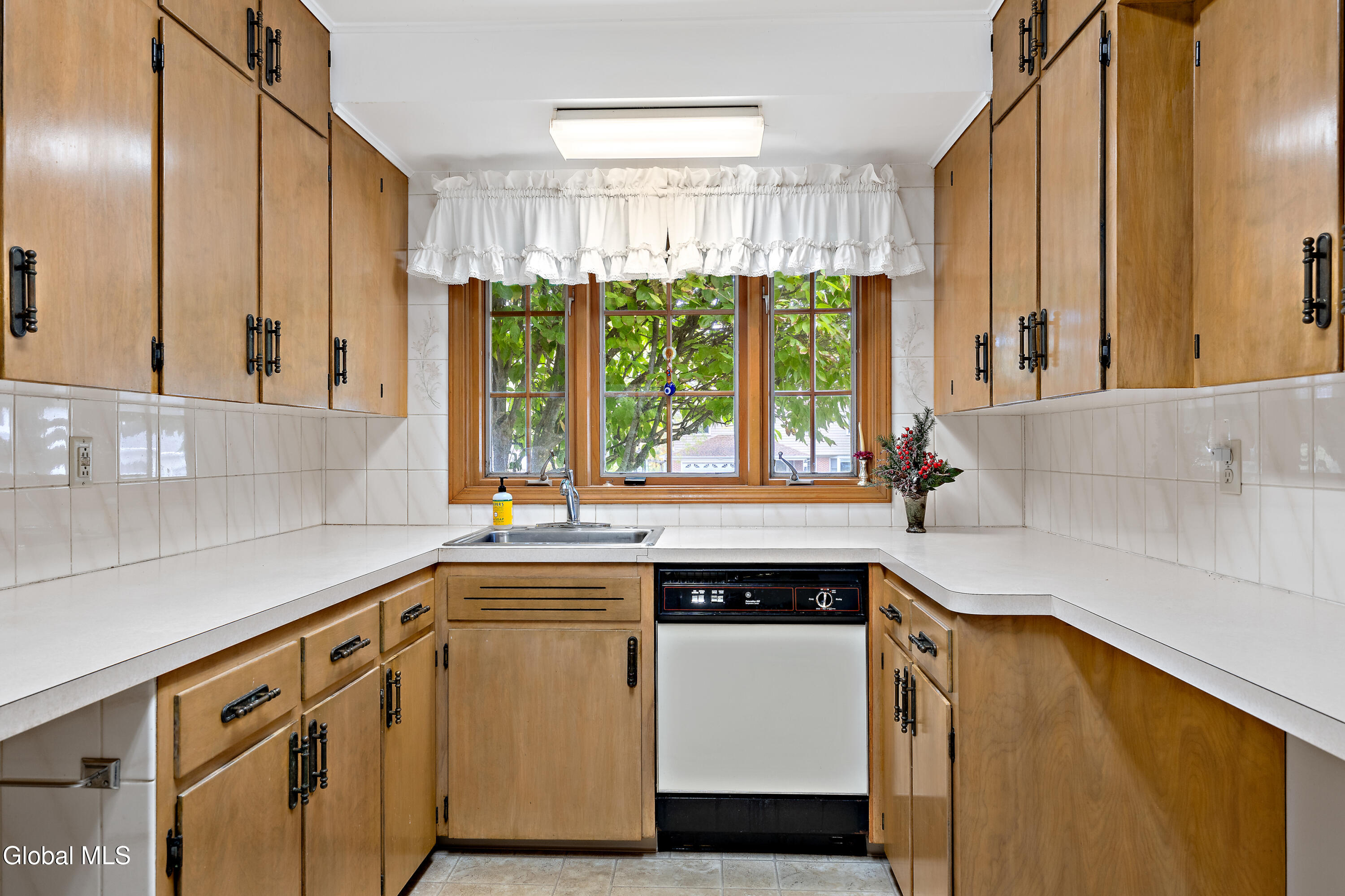 2472 Hilltop Road Niskayuna, NY 12309 - Photo 19 of 42 1 (20)