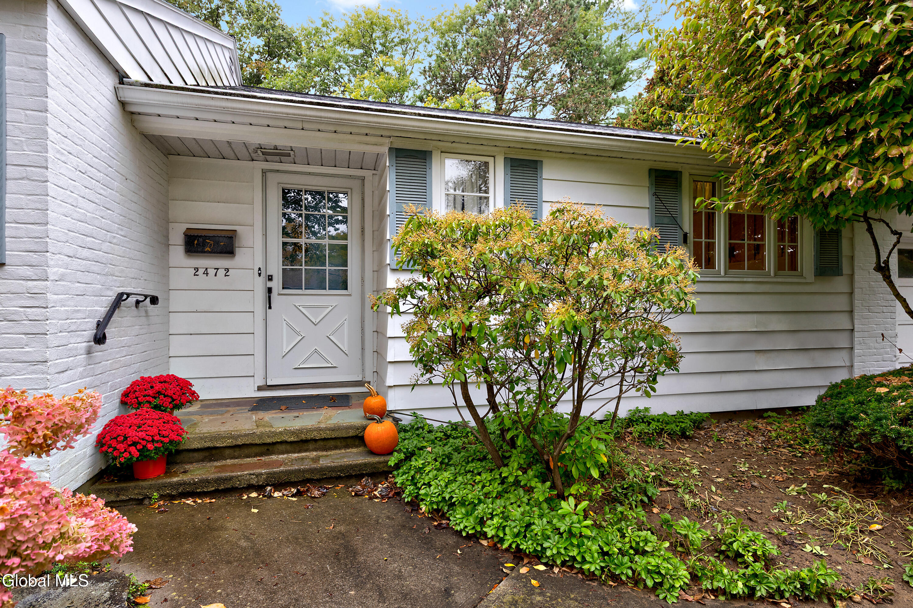 2472 Hilltop Road Niskayuna, NY 12309 - Photo 2 of 42 1 (4)