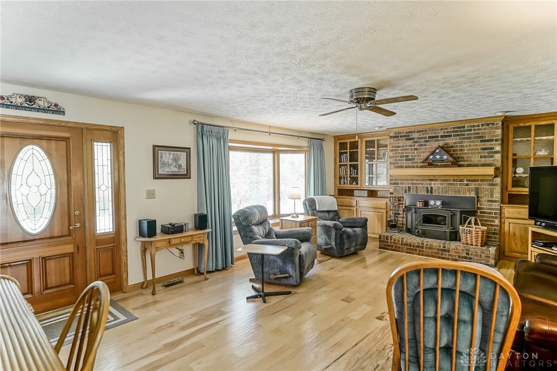 8464 Chambersburg Road Huber Heights, OH 45424 - Photo 4 of 44