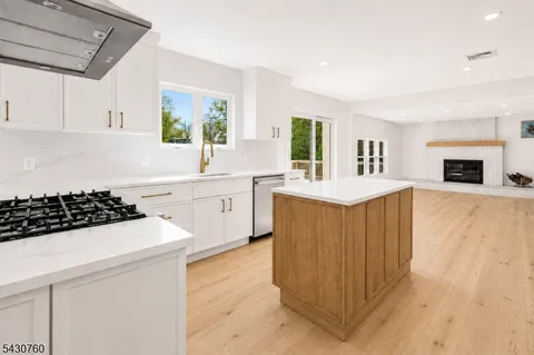 $1,549,000 | 72 East Cedar Street, Livingston, NJ 07039