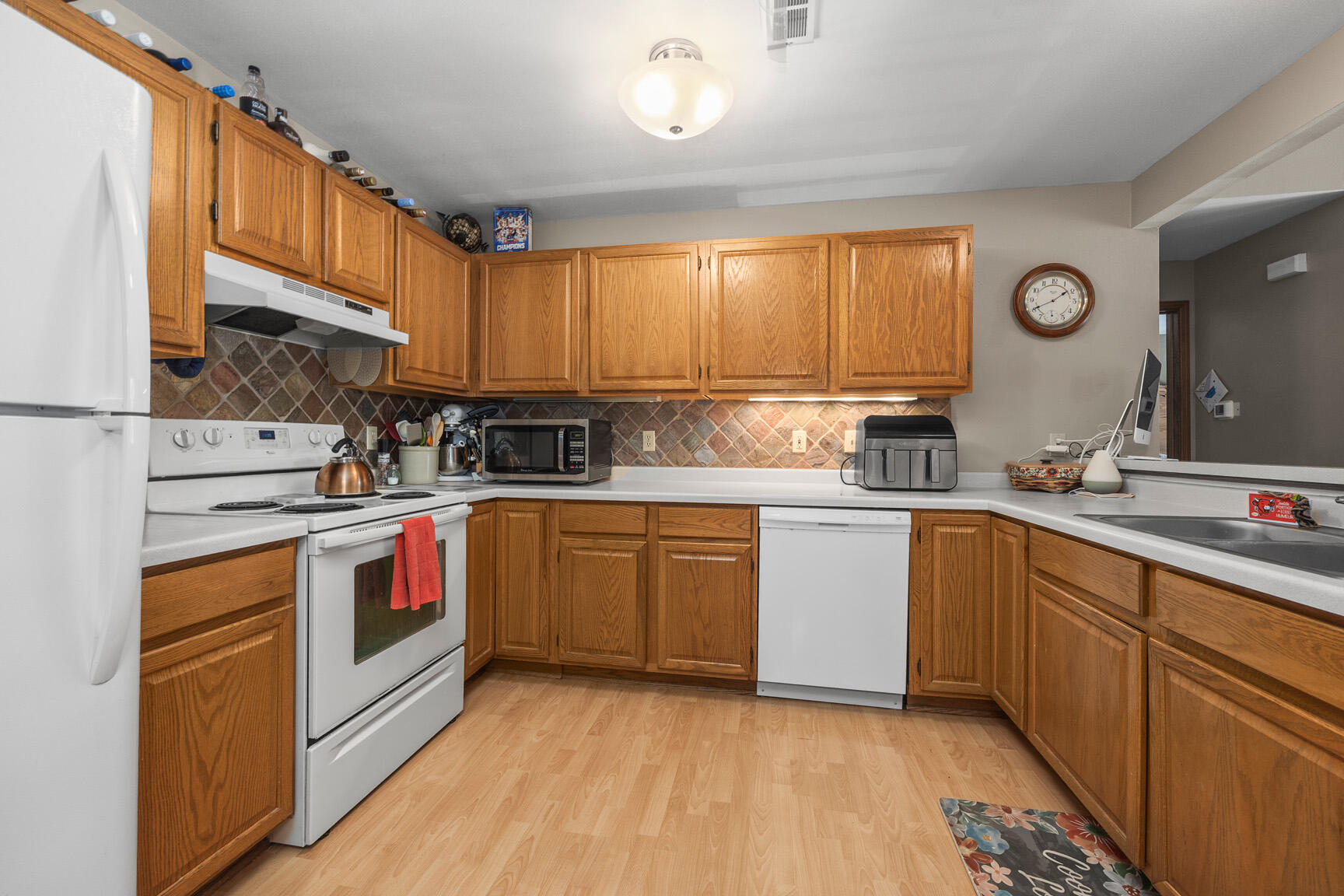 4835 Easy Street, Unit 11 Delafield, WI 53029 - Photo 10 of 25 Kitchen